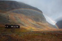 Der Herbst in der schwedischen Tundra - Regenbogen über Hütte